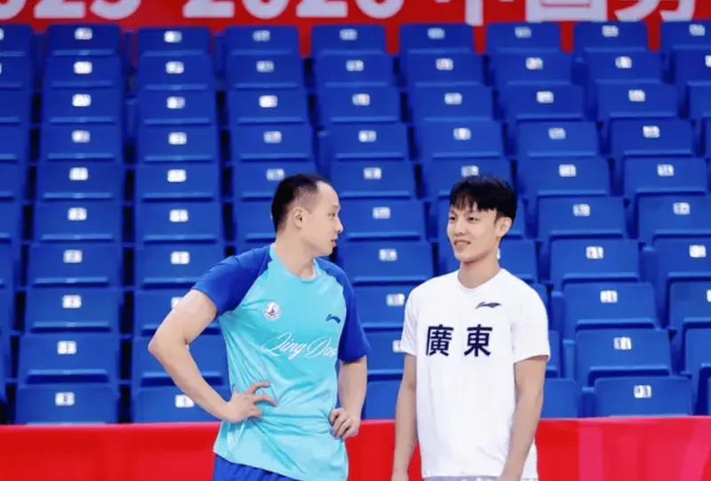 kaiyun开云-上半场徐杰4中2得到5分3助攻，胡明轩罚球2中2得到2分2助攻